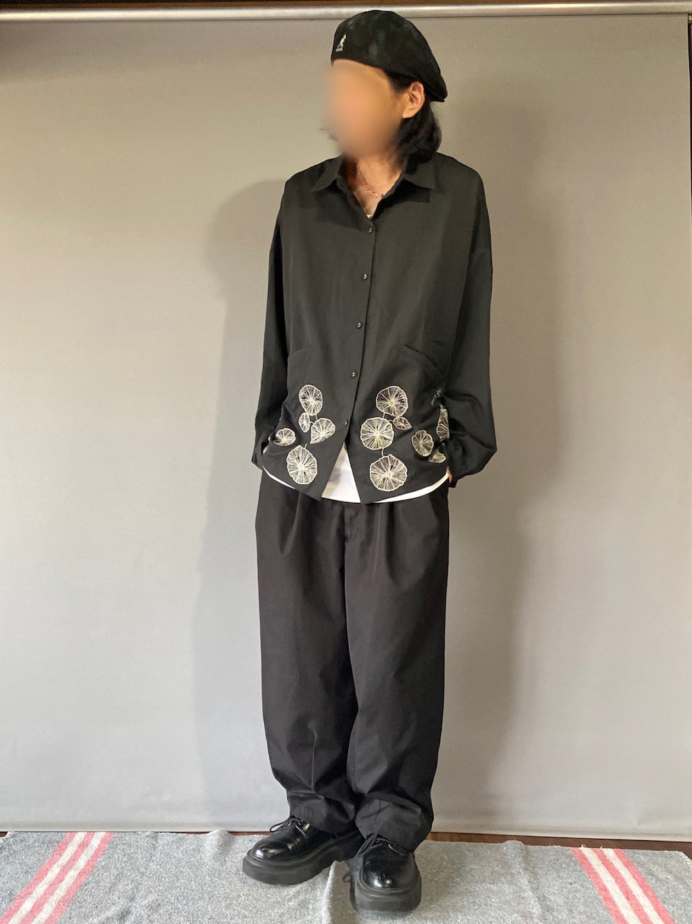 「ベレー帽、春めき満開コーデ、ハンチング逆被り、ブラックコーデ、黒コーデ、刺繍シャツ、刺繍、花柄、ブラック、シンプル、シンプルコーデ、レイヤードスタイル、シャツスタイル、黒シャツ、プチプラ」｜「GUのアイテム（ローファー、ブラック系）」を使った、噂のキーマンさん（メンズ・170cm）の春コーディネートの1枚目の写真
