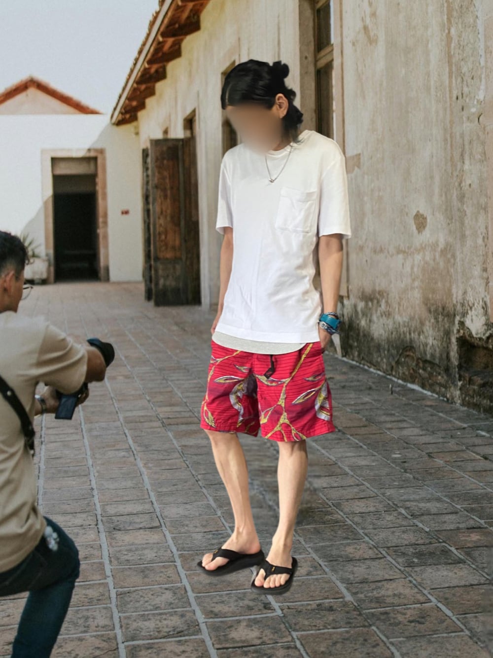 「サンダル、レイヤードスタイル、白Tシャツ、柄パンツ、グラミチ、スポーツミックス、短パン、ショートパンツ、ハーフパンツ、夏コーデ、ポケットＴシャツ、古着MIX、リゾートスタイル、シンプルコーデ、ラクチンコーデ」｜「TevaのM REFLIP　1124051 TTBG（サンダル、ブラック系）」を使った、噂のキーマンさん（メンズ・170cm）の夏コーディネートの1枚目の写真