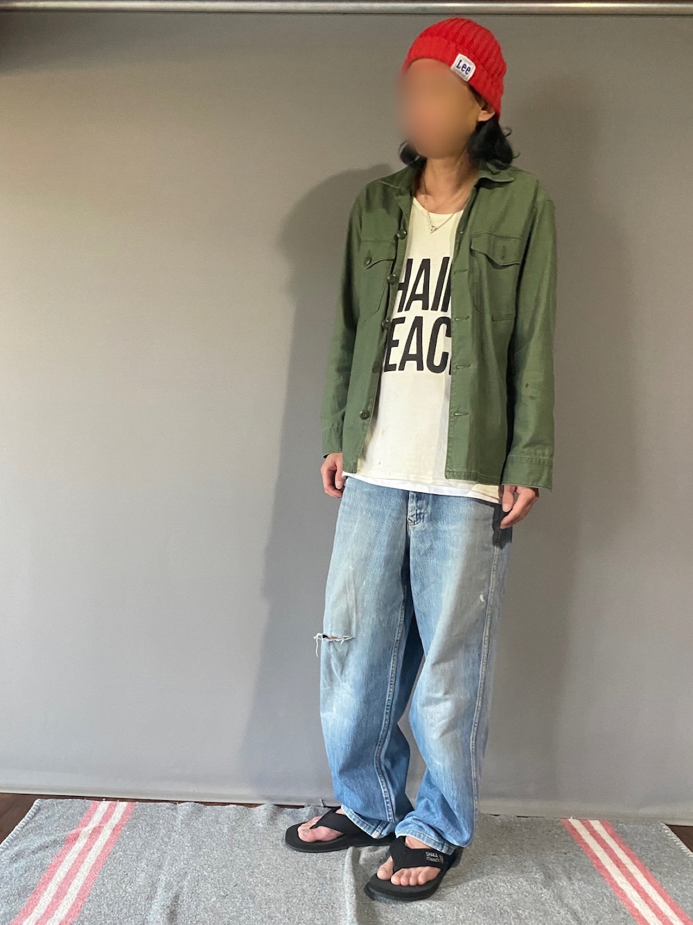 「古着、古着MIX、古着コーデ、シャカサンダル、SHAKA、サンダル、古着風、春、デニムパンツ、ミリタリー、赤ニット帽、ストリートMIX、春コーデ、ダメージデニム、ジョンレノン」｜「SHAKAの【SHAKA/シャカ】CANCUN ビーサン カンクン（サンダル、ブラック系）」を使った、噂のキーマンさん（メンズ・170cm）の春コーディネートの1枚目の写真