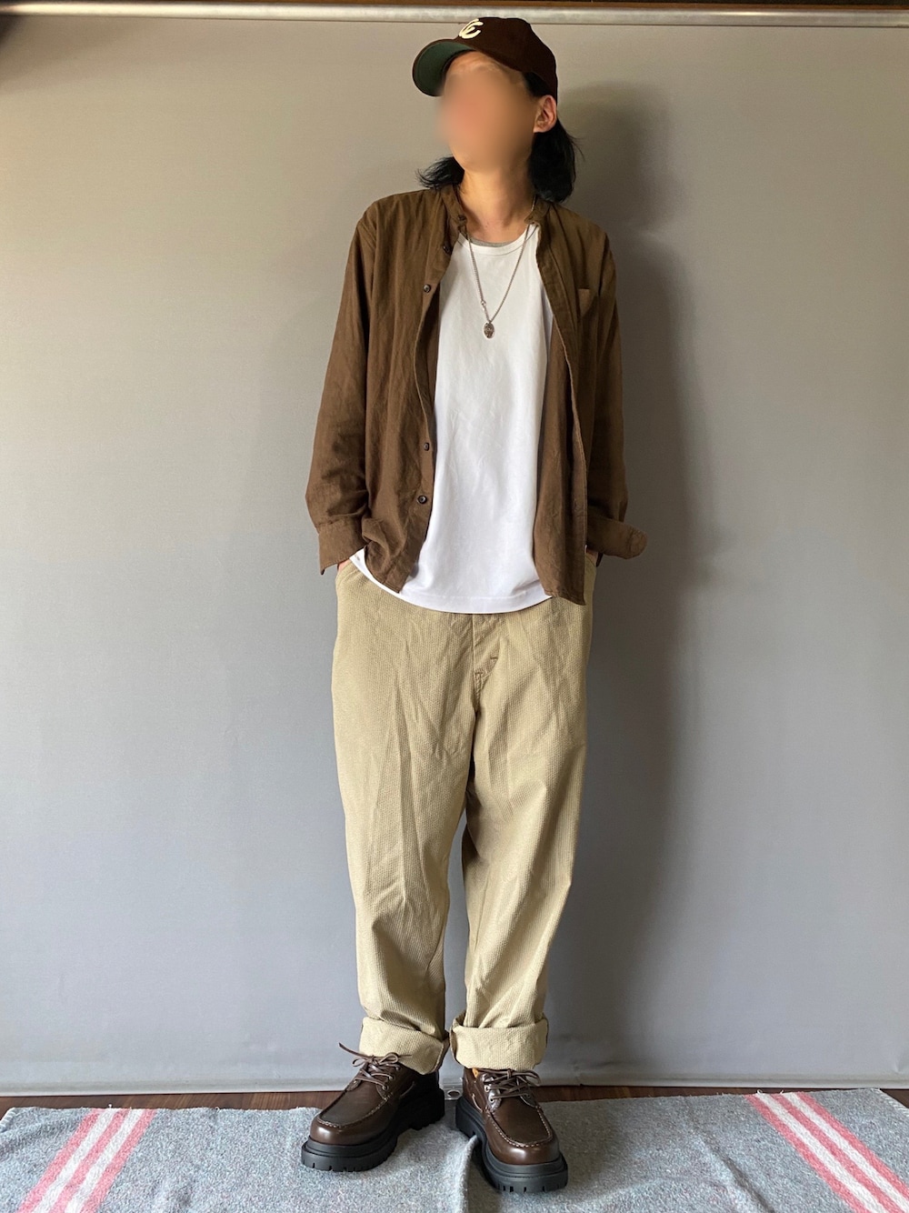 「春めき満開コーデ、GU、UNIQLO、UG、プチプラコーデ、プチプラミックス、プチプラ、リラックス、古着MIX、シンプルコーデ、春コーデ、リラックスパンツ、ノーカラーシャツ、シャツスタイル、ラクチンコーデ」｜「UGのアイテム（モカシン/デッキシューズ、ブラウン系）」を使った、噂のキーマンさん（メンズ・170cm）の春コーディネートの1枚目の写真