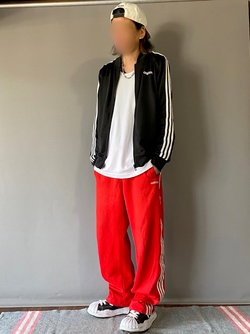 「ジャージ、トラックジャケット、トラックパンツ、adidas、アディダス、スニーカー、赤ジャージ、赤色、スポーツミックス、古着MIX、ジャージコーデ、休日コーデ、ストリート、スポーティ、今日のコーデ」｜「Maison MIHARA YASUHIROの【MASON MIHARA YASUHIRO】BLAKEY LOW OG Sole shell toe leather（スニーカー、ブラック系）」を使った、噂のキーマンさん（メンズ・170cm）の春コーディネートの1枚目の写真