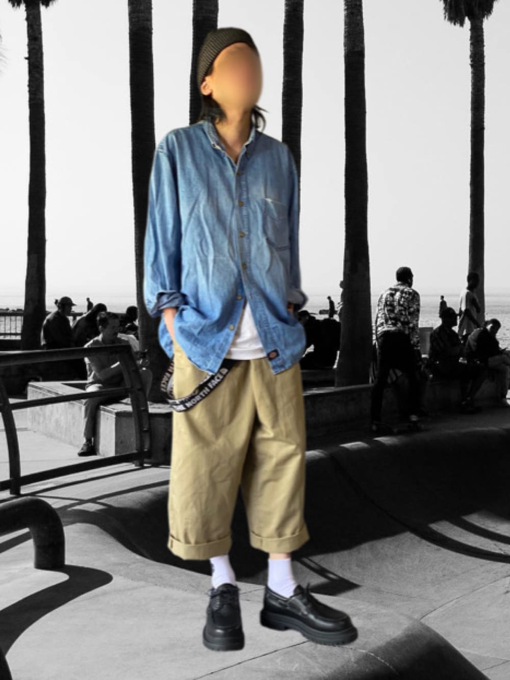 「ディッキーズ(Dickies)、Dickies、ニコアンド、niko and ...、スケータースタイル、古着MIX、プチプラ、ストリートコーデ、ストリートMIX、デニムシャツ、ワイドチノ、シャツスタイル、大人カジュアル、シンプルコーデ、ラクチンコーデ」｜「UGのアイテム（モカシン/デッキシューズ、ブラック系）」を使った、噂のキーマンさん（メンズ・170cm）の春コーディネートの1枚目の写真