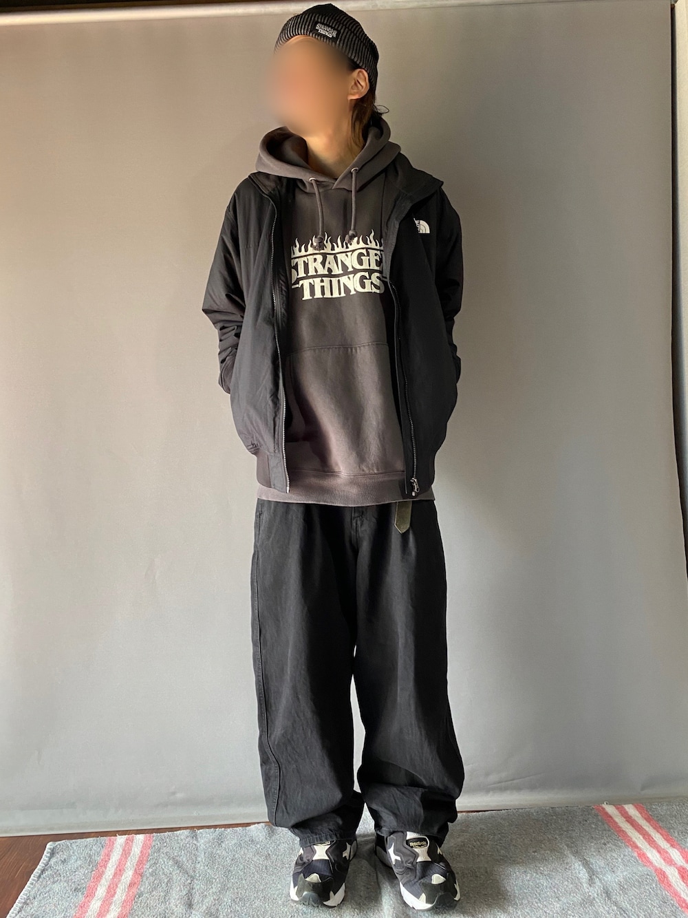 「GU、ストリート、ノースフェイス、ストリートMIX、ワイドパンツ、オーバーサイズ、ポンプフューリー、着回しコーデ、ニット帽、スニーカー、古着MIX、モノトーン、冬アウター、黒コーデ、ブラックコーデ」｜「Reebokのインスタポンプ フューリー OG / Instapump Fury OG（スニーカー、ブラック系）」を使った、噂のキーマンさん（メンズ・170cm）の冬コーディネートの1枚目の写真