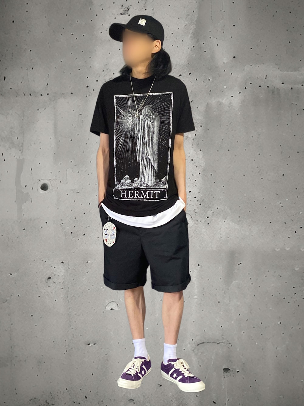 「モノトーン、モノトーンコーデ、白黒、短パン、ショートパンツ、ハーフパンツ、黒Tシャツ、やっぱり帽子が好き、ブラック、ジョジョの奇妙な冒険、ワイドパンツ、Tシャツコーデ、ゆるコーデ、Tシャツ、スニーカー」｜「CONVERSEのconverse コンバース STAR&BARS CORDUROY メンズスニーカー (スター＆バーズコーデュロイ) 1SD100 1SD099（スニーカー、パープル系）」を使った、噂のキーマンさん（メンズ・170cm）の春コーディネートの1枚目の写真