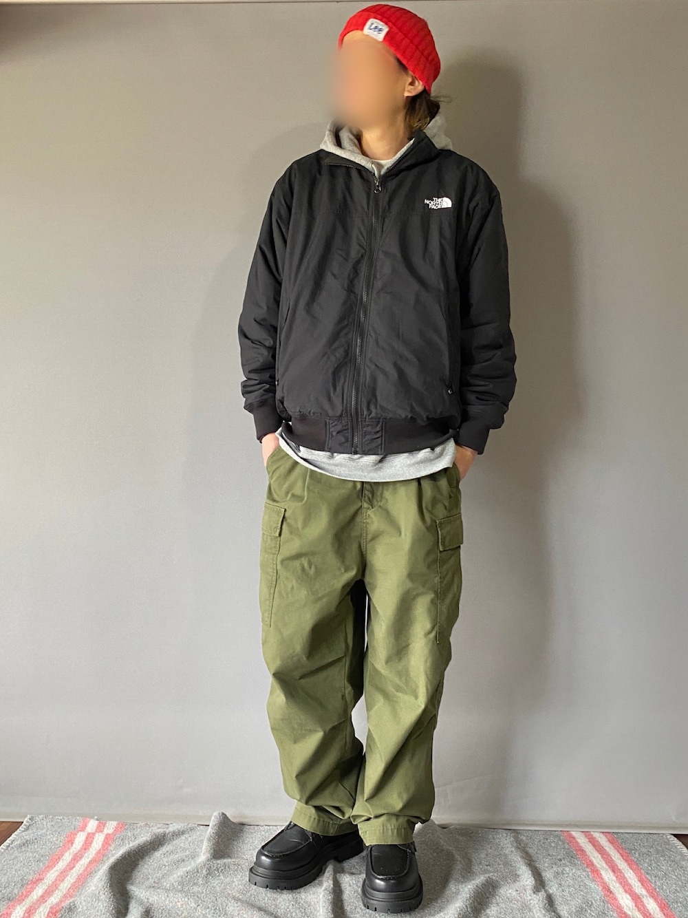 「古着MIX、ノースフェイス、カーゴパンツ、軍パン、UG、デッキシューズ、ニット帽、ストリート、シンプルコーデ、ナイロンブルゾン、GU、カジュアルコーデ、古着、ストリートコーデ、アウトドアスタイル」｜「UGのアイテム（モカシン/デッキシューズ、ブラック系）」を使った、噂のキーマンさん（メンズ・170cm）の春コーディネートの1枚目の写真