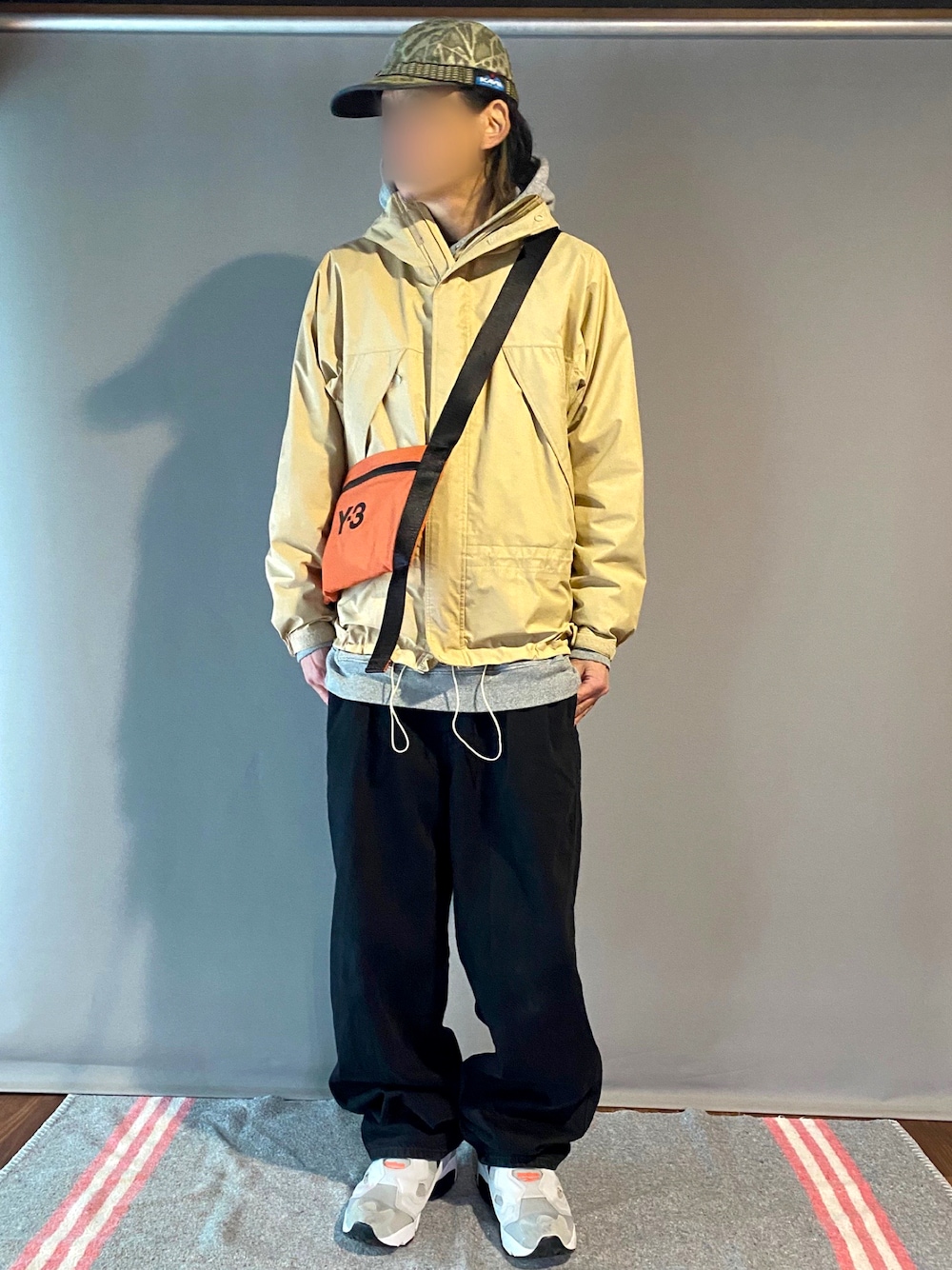 ショルダーバッグを使った「ワイスリー(Y-3)」の人気