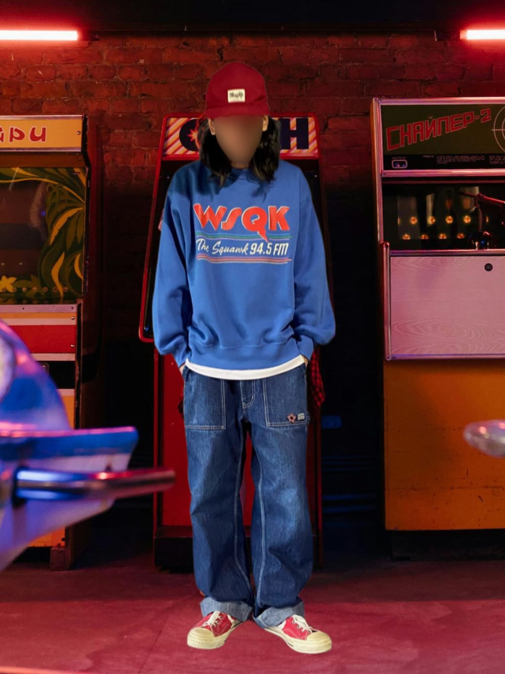 レッド系のスニーカー、ホワイト系のTシャツ/カットソー、ブルー系のスウェットを着用したメンズの冬コーディネートの1枚目の写真