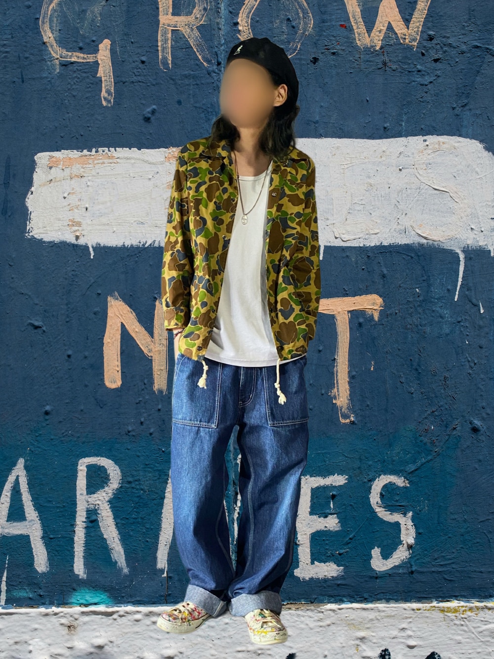 ブルー系のタンクトップ、グリーン系のジャケット/アウター、ブルー系のデニムパンツを着用したメンズの秋コーディネートの1枚目の写真