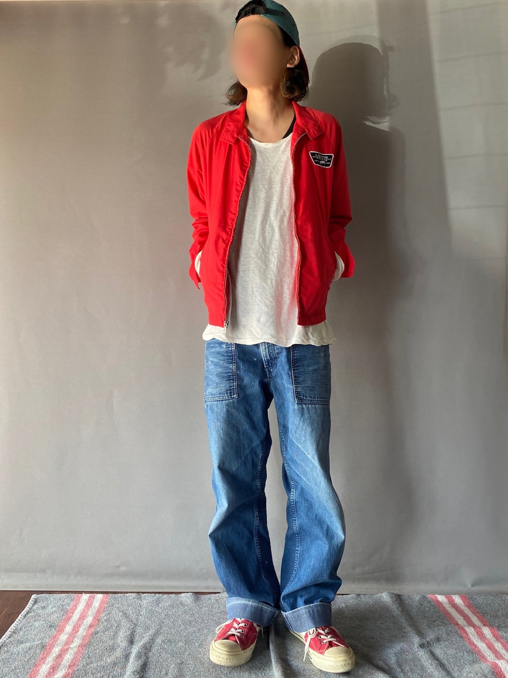 「古着MIX、古着、VANS、コンバース、エヌハリウッド、ストリート、patagonia、春色、シンプルスタイル、ストリートMIX、デニム、オトナカジュアル、キャップ、スニーカー、赤」｜「CONVERSEのCONVERSE BREAKSTAR SK CV OX (MAROON)（スニーカー、レッド系）」を使った、噂のキーマンさん（メンズ・170cm）の冬コーディネートの1枚目の写真