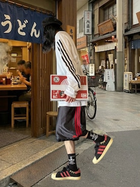 「adidas（アディダス）のアディダス adidas フューチャーアイコン スリーストライプス 長袖Tシャツ（T Shirts、ホワイト系）」を使った、噂のキーマンさん（メンズ・170cm）の秋コーディネート