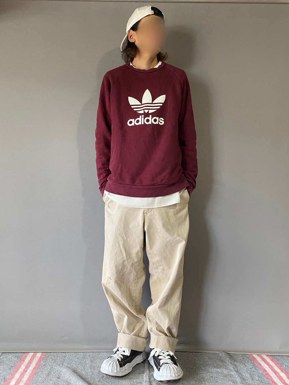 「春めき満開コーデ、adidas、紫、パープル、スポーツミックス、古着MIX、春コーデ、アディダス、ワイドチノ、チノパン、春、カジュアルコーデ、春服コーデ、オトナカジュアル、シンプルスタイル」｜「Maison MIHARA YASUHIROの【MASON MIHARA YASUHIRO】BLAKEY LOW OG Sole shell toe leather（スニーカー、ブラック系）」を使った、噂のキーマンさん（メンズ・170cm）の春コーディネートの1枚目の写真