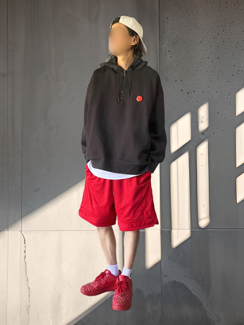 「リラックススタイル、バスケパンツ、Jordan、ショートパンツ、ハーフパンツ、部屋着、メッシュパンツ、赤、ハーフジップ、リラックス、スポーツミックス、ラクチンコーデ、ゆるコーデ、休日スタイル、短パン」｜「NIKEのアイテム（スニーカー、レッド系）」を使った、噂のキーマンさん（メンズ・170cm）の春コーディネートの1枚目の写真