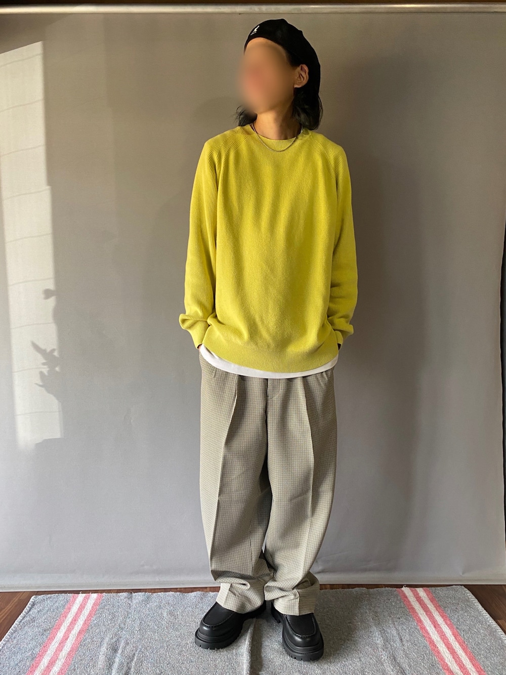 「無印良品、GU、GUコーデ、UG、チェックパンツ、イエロー、イエローコーデ、チェック、黄色、プチプラ、プチプラコーデ、レイヤードスタイル、レイヤード、シンプルコーデ、淡色コーデ」｜「UGのアイテム（モカシン/デッキシューズ、ブラック系）」を使った、噂のキーマンさん（メンズ・170cm）の春コーディネートの1枚目の写真