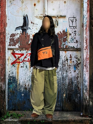 Y-3のショルダーバッグ（オレンジ系）を使った人気ファッション