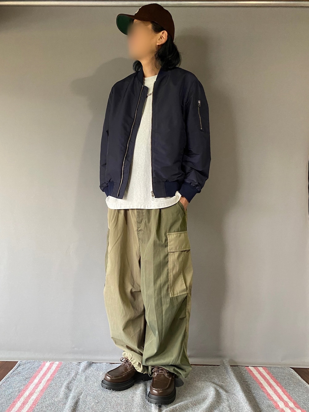 「カーゴパンツ、UG、アダムエロペ(ADAM ET ROPE')、Champion、チャンピオン、ネイビー、ワイドパンツ、キャップ」｜「UGのアイテム（モカシン/デッキシューズ、ブラウン系）」を使った、噂のキーマンさん（メンズ・170cm）の春コーディネートの1枚目の写真