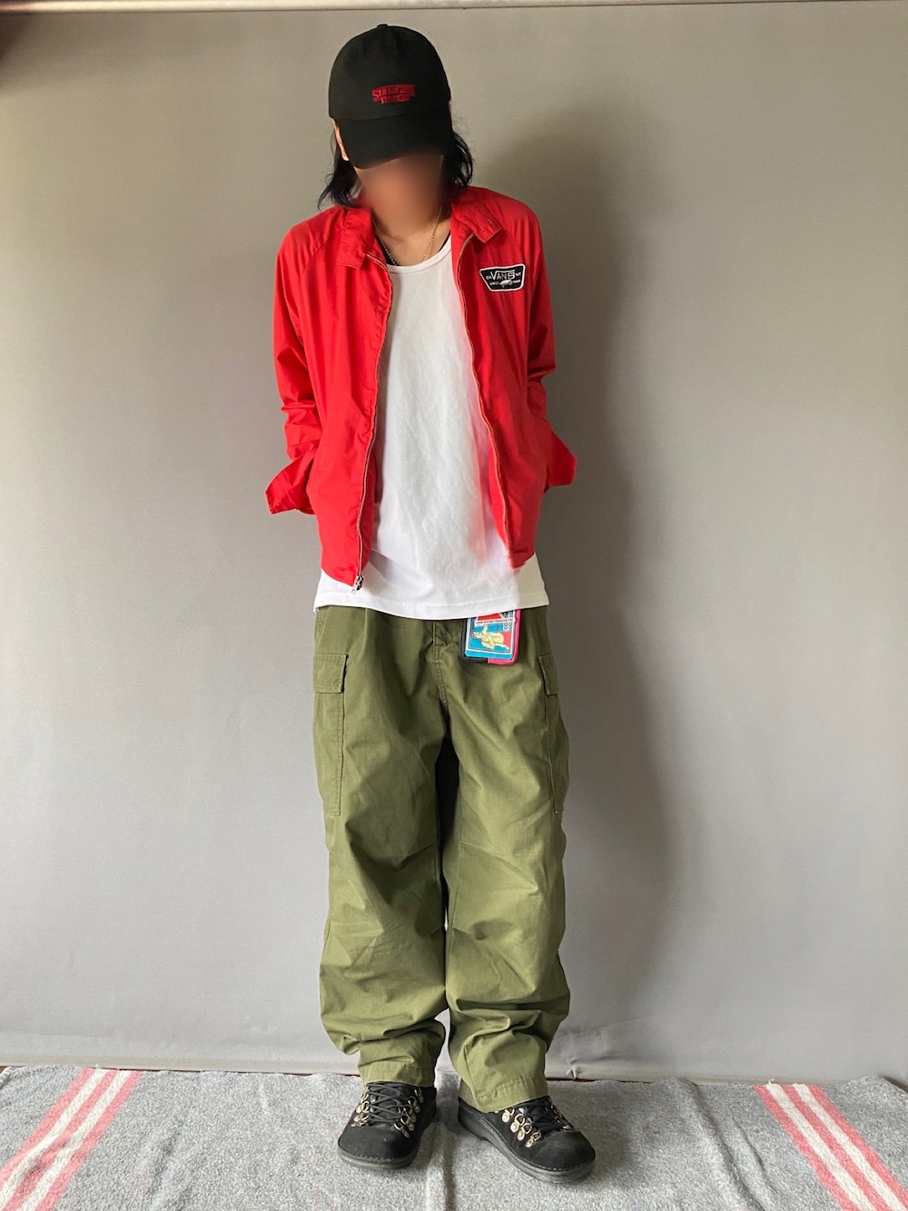 「春めき満開コーデ、軍パン、カーゴパンツ、レイヤードスタイル、ミリタリー、古着MIX、ストリートMIX、ストリート、バンズ、セカスト、GU、赤、ビルケンシュトック、初春コーデ、大人カジュアル」｜「BIRKENSTOCKのアイテム（ブーツ、ブラック系）」を使った、噂のキーマンさん（メンズ・170cm）の春コーディネートの1枚目の写真