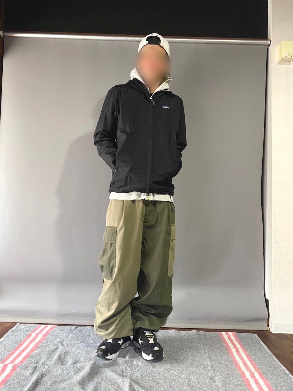 「真冬のあったかスタイル、ストリートコーデ、ストリート、カーゴパンツ、休日コーデ、スニーカー、春、いいね、save、フォローお願いします🤑、春アウター、カーキ、定番、パタゴニア、patagonia、ポンプフューリー、古着MIX」｜「Reebokのインスタポンプ フューリー OG / Instapump Fury OG（スニーカー、ブラック系）」を使った、噂のキーマンさん（メンズ・170cm）の冬コーディネートの1枚目の写真