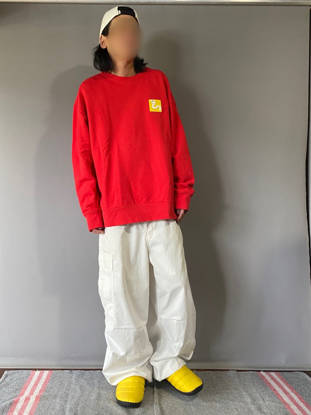 「LEGO、SUBU、カーゴパンツ、赤、白パンツ、黄色、ストリートコーデ、GU、VANS、オトナカジュアル、おでかけコーデ、派手、サンダル、オーバーサイズ、ビックシルエット」｜「SUBUの【SUBU/スブ】ウインター サンダル（サンダル、イエロー系）」を使った、噂のキーマンさん（メンズ・170cm）の春コーディネートの1枚目の写真