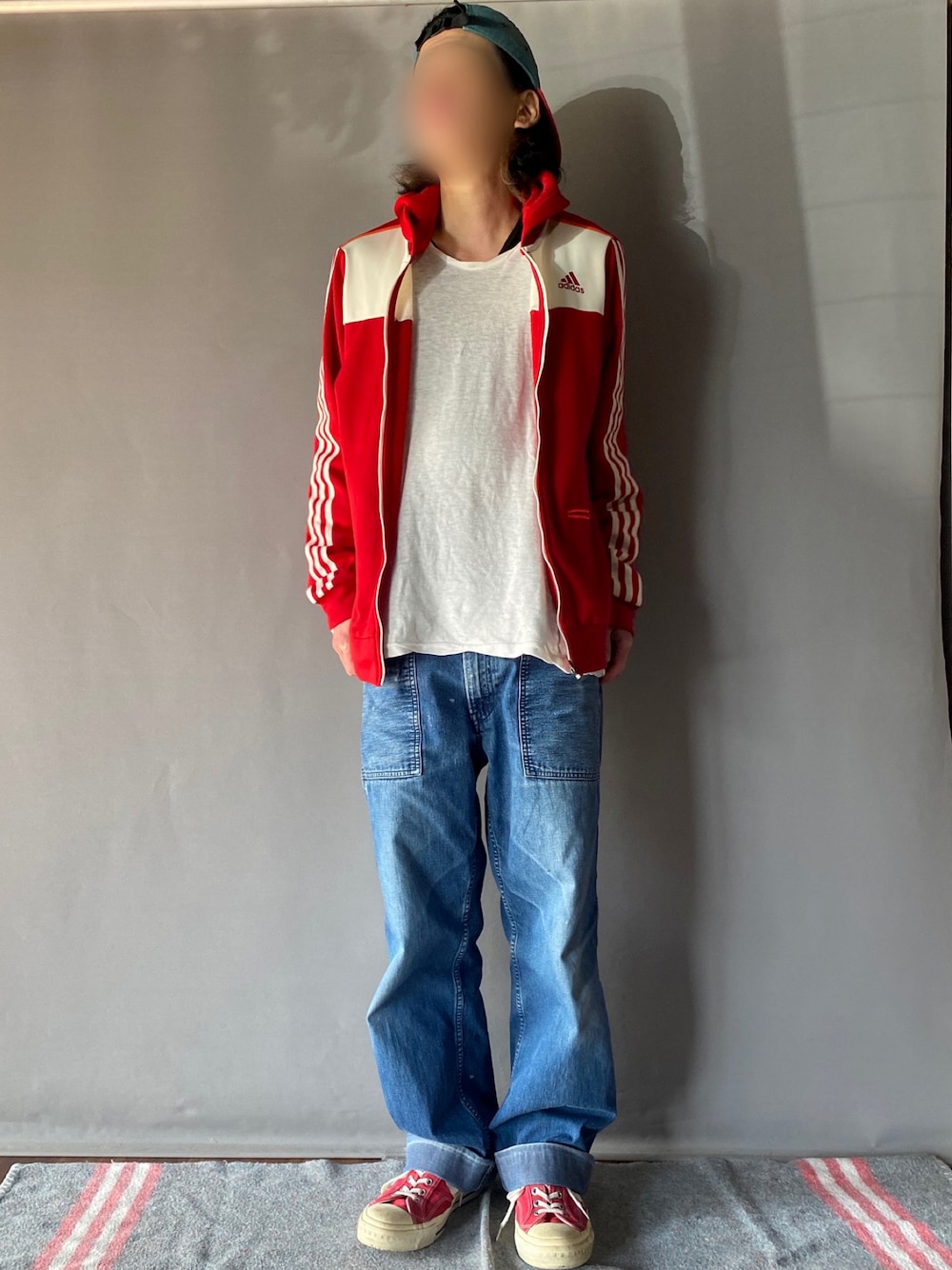 「トラックジャケット、ジャージ、カジュアルコーデ、古着MIX、ストリート、スポーツミックス、patagonia、カジュアル、春、古着、デニムパンツ、コンバース、adidas、休日スタイル、赤ジャージ」｜「CONVERSEのCONVERSE BREAKSTAR SK CV OX (MAROON)（スニーカー、レッド系）」を使った、噂のキーマンさん（メンズ・170cm）の冬コーディネートの1枚目の写真