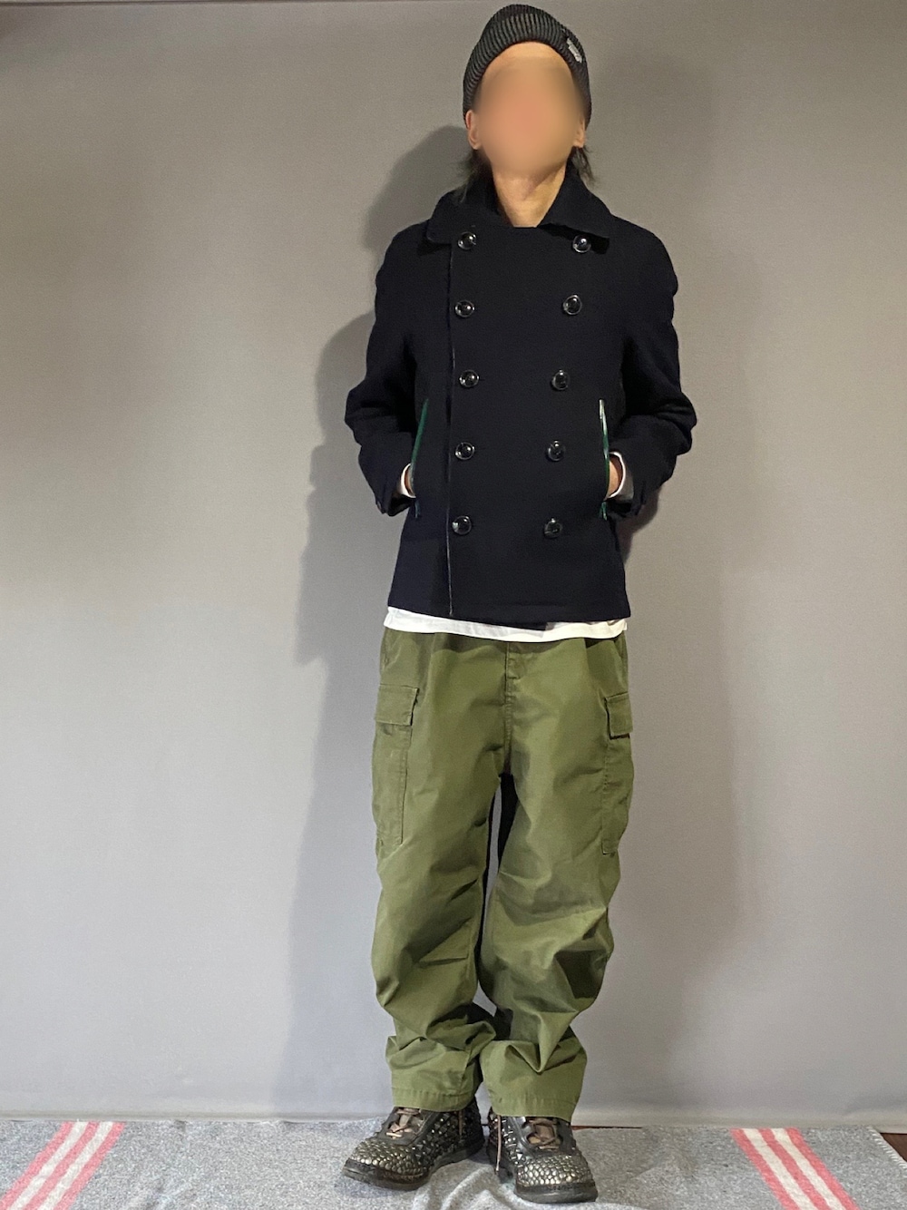 「ピーコート、軍パン、ミリタリー、古着MIX、古着、シンプルコーデ、DOLCE&GABBANA、ニット帽、ストリート、ミリタリーパンツ、カーゴパンツ、大人カジュアル、カジュアルコーデ、軍物、ウールコート」｜「DOLCE&GABBANAのアイテム（ブーツ、ブラック系）」を使った、噂のキーマンさん（メンズ・170cm）の春コーディネートの1枚目の写真