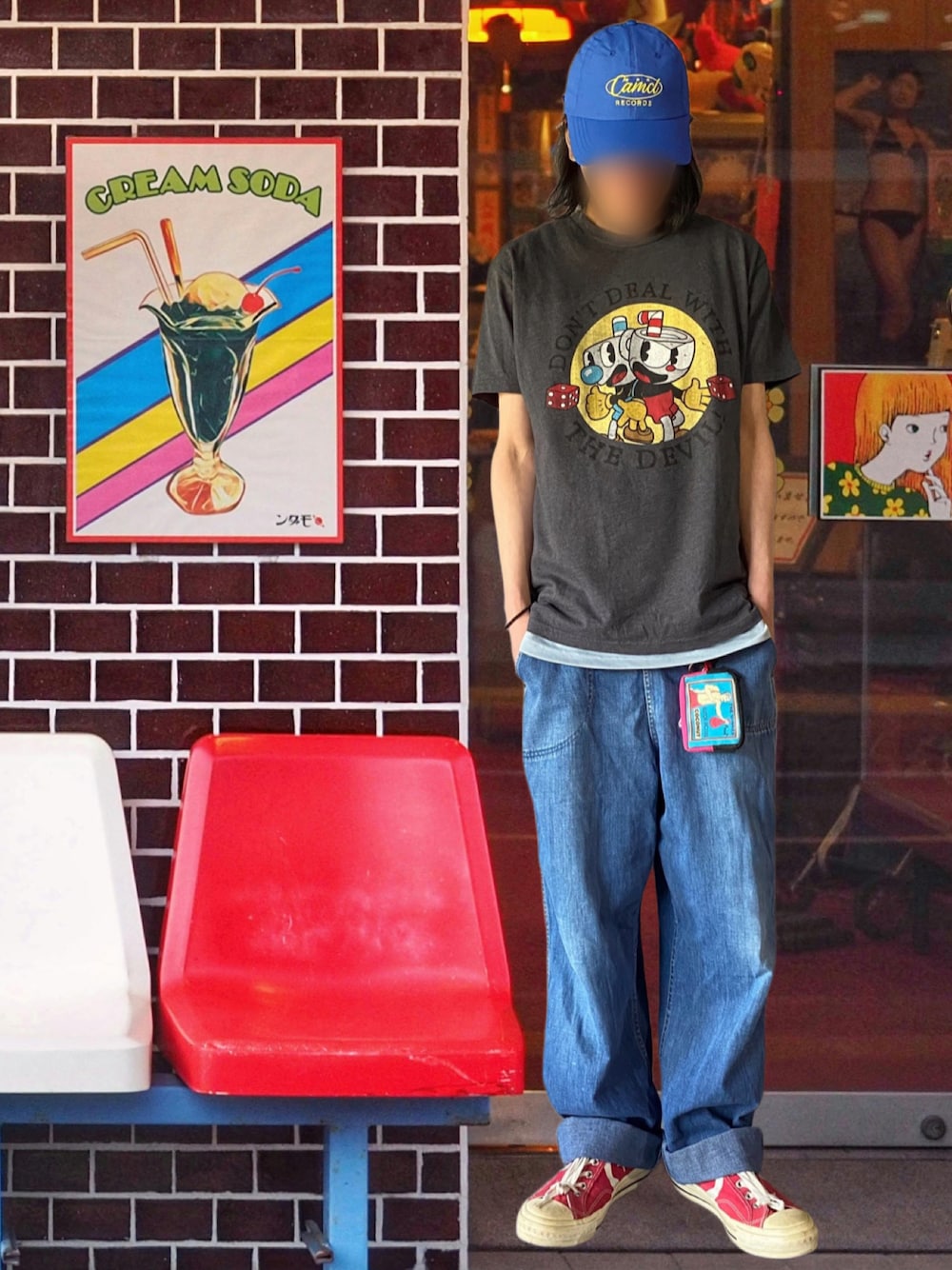 「Tシャツ、レイヤードスタイル、カラフル、アニメT、古着MIX、ヴィンテージ、ビンテージ、ヴィンテージデニム、スニーカー、古着Tシャツ、古着、古着コーデ、レトロ、デニムパンツ、ゲームTシャツ」｜「CONVERSEのCONVERSE BREAKSTAR SK CV OX (MAROON)（スニーカー、レッド系）」を使った、噂のキーマンさん（メンズ・170cm）の春コーディネートの1枚目の写真