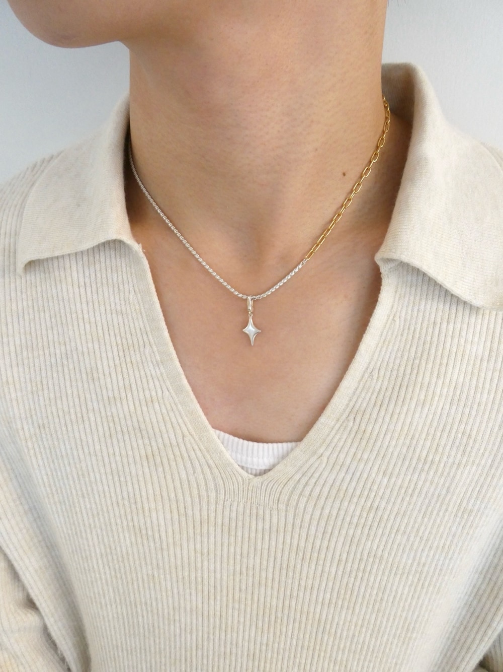 シルバー系のネックレス、シルバー系のチャームを着用したメンズの秋コーディネートの1枚目の写真