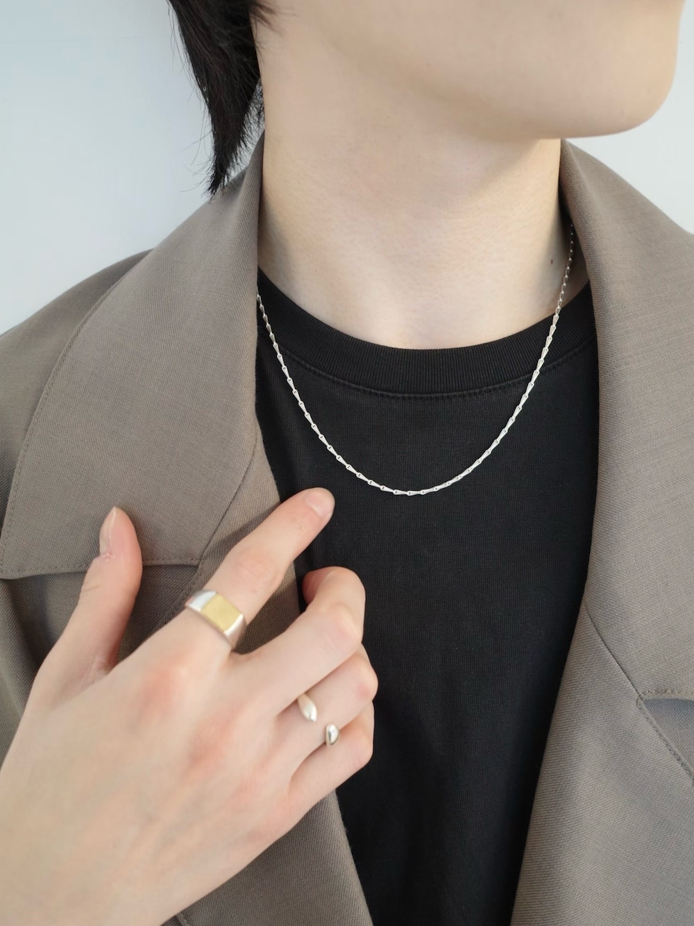 シルバー系のネックレス、シルバー系のリング、シルバー系のリングを着用したメンズの秋コーディネートの1枚目の写真