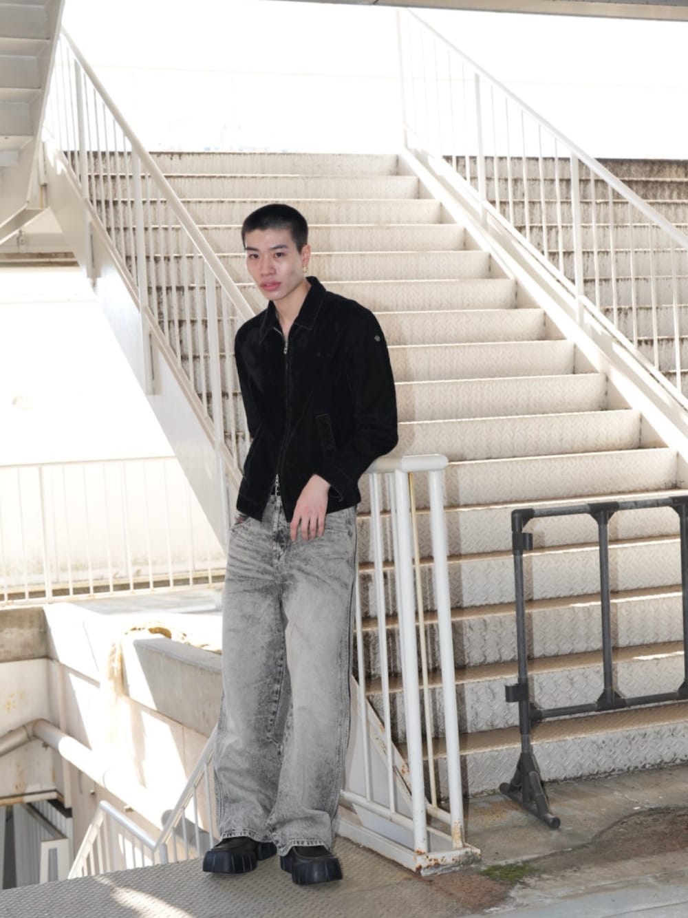 ブラック系のデニムジャケット、ブラック系のデニムパンツ、ブラウン系のドレスシューズを着用したメンズの冬コーディネートの1枚目の写真