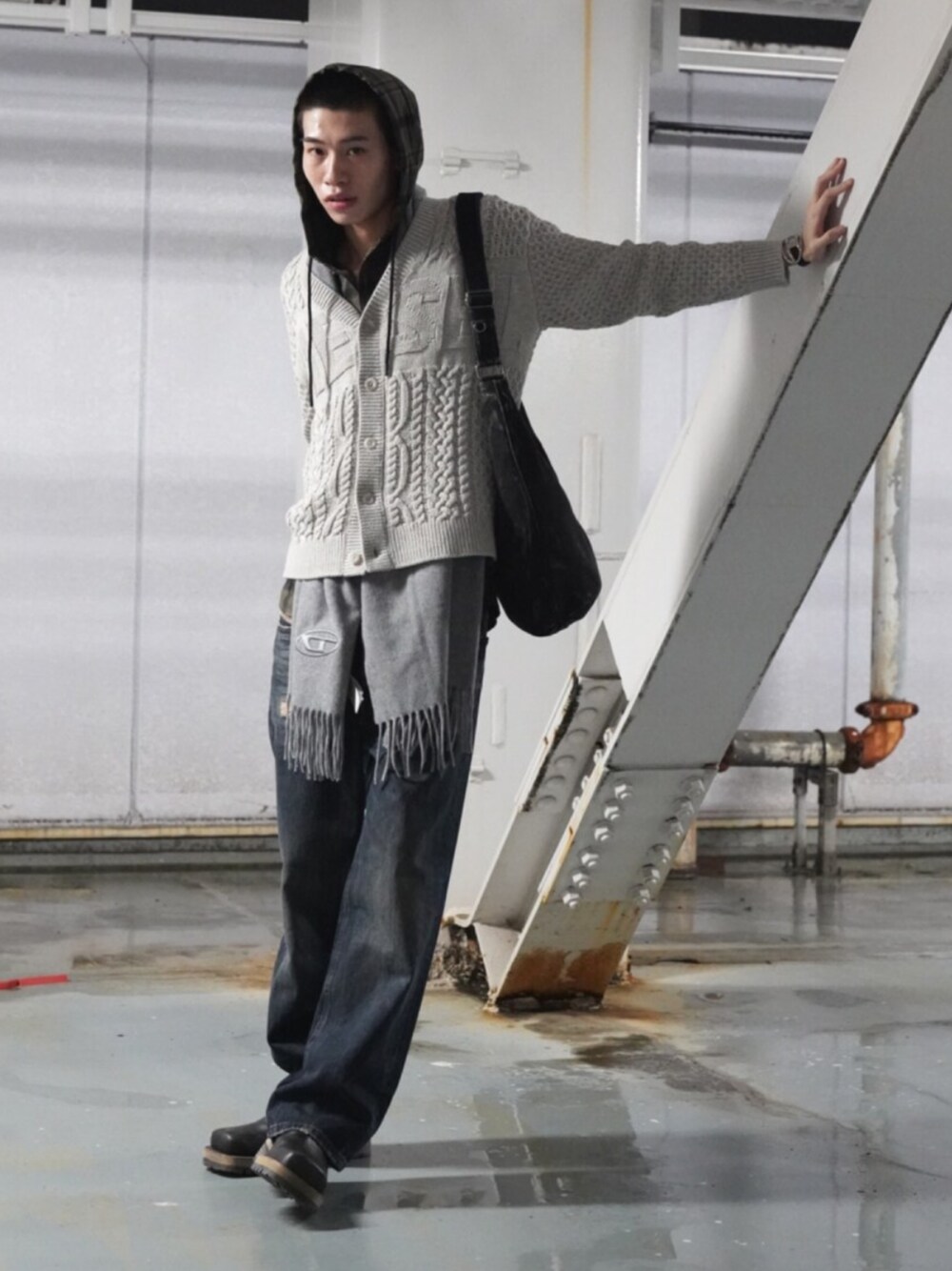 DIESEL（ディーゼル）の「メンズ ホーボーバッグ RAVE RAVE HOBO X
