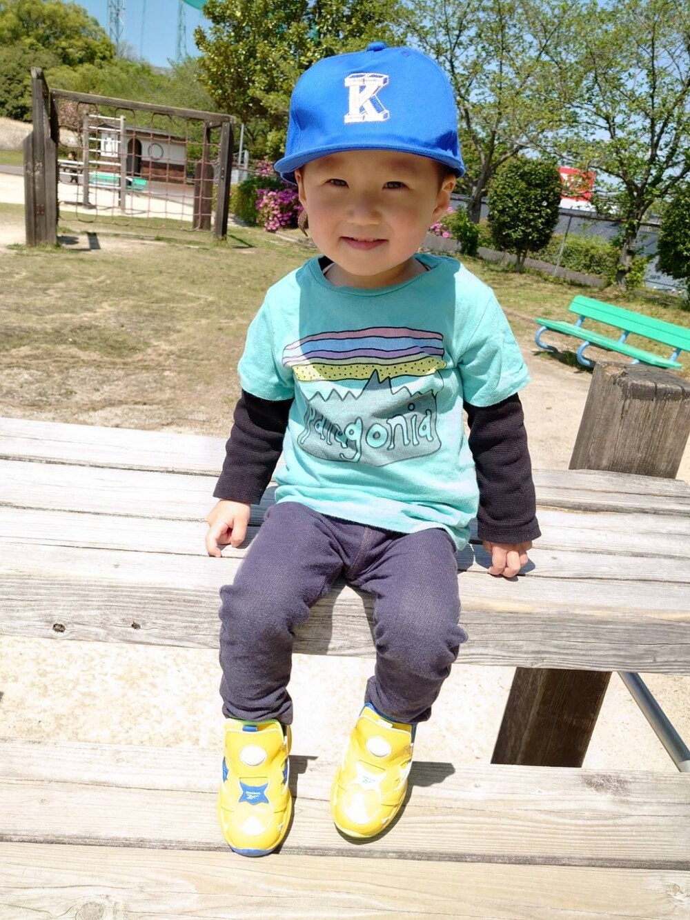 「春コーデ、kids、patagonia、ごきげんウィーク」｜「BREEZEのWEB限定 ウエストリブマチ付インディゴパンツ（その他パンツ、ブルー系）」を使った、sakana さん（キッズ・80cm）の春コーディネートの1枚目の写真