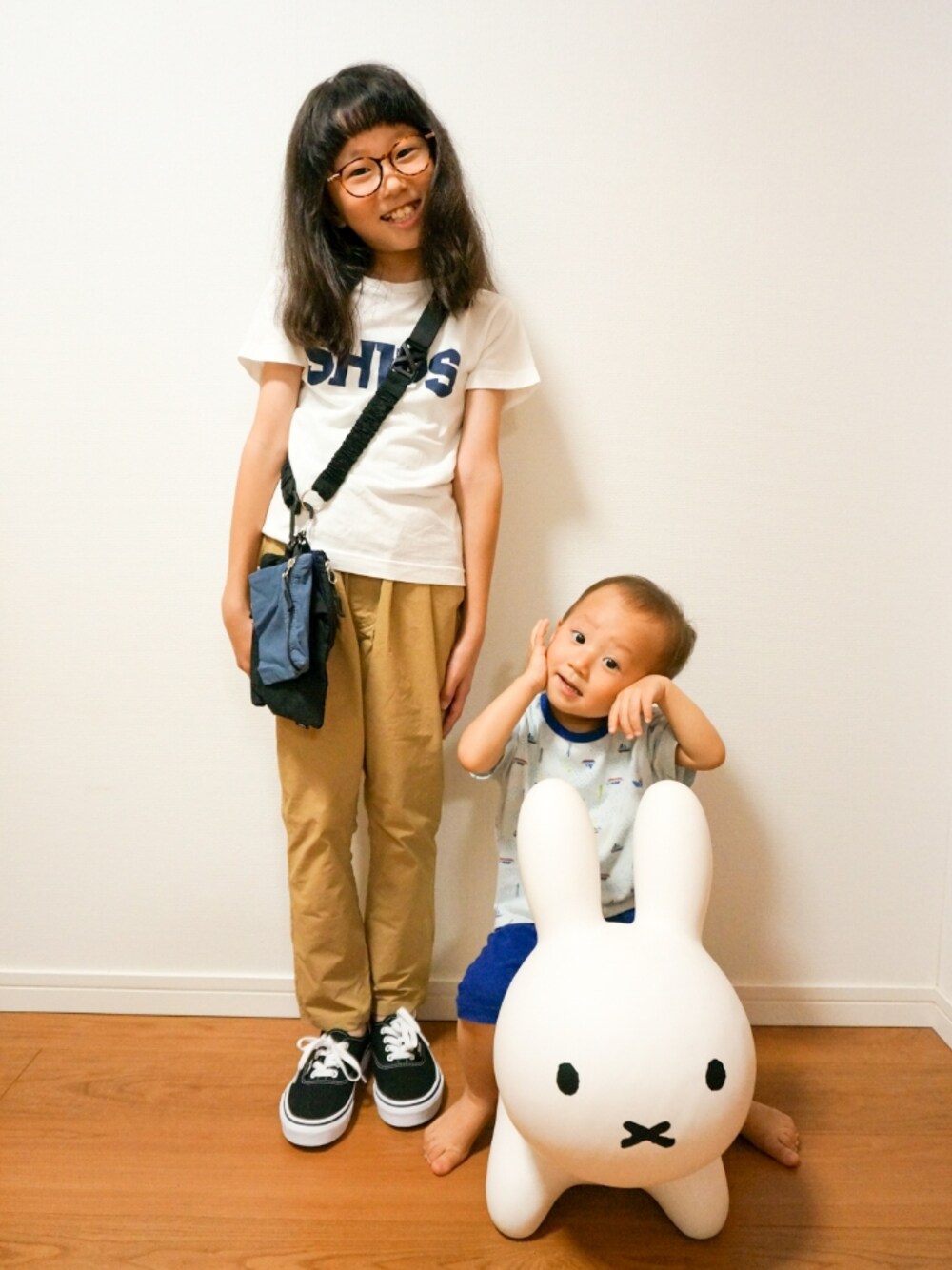 「秋服準備はじめました、秋トレンド2021、SHIPS、ストリート」｜「SHIPSのSHIPS KIDS:ロゴ TEE(100～130cm)（Tシャツ/カットソー、ホワイト系）」を使った、sakana さん（キッズ・120cm）の秋コーディネートの1枚目の写真