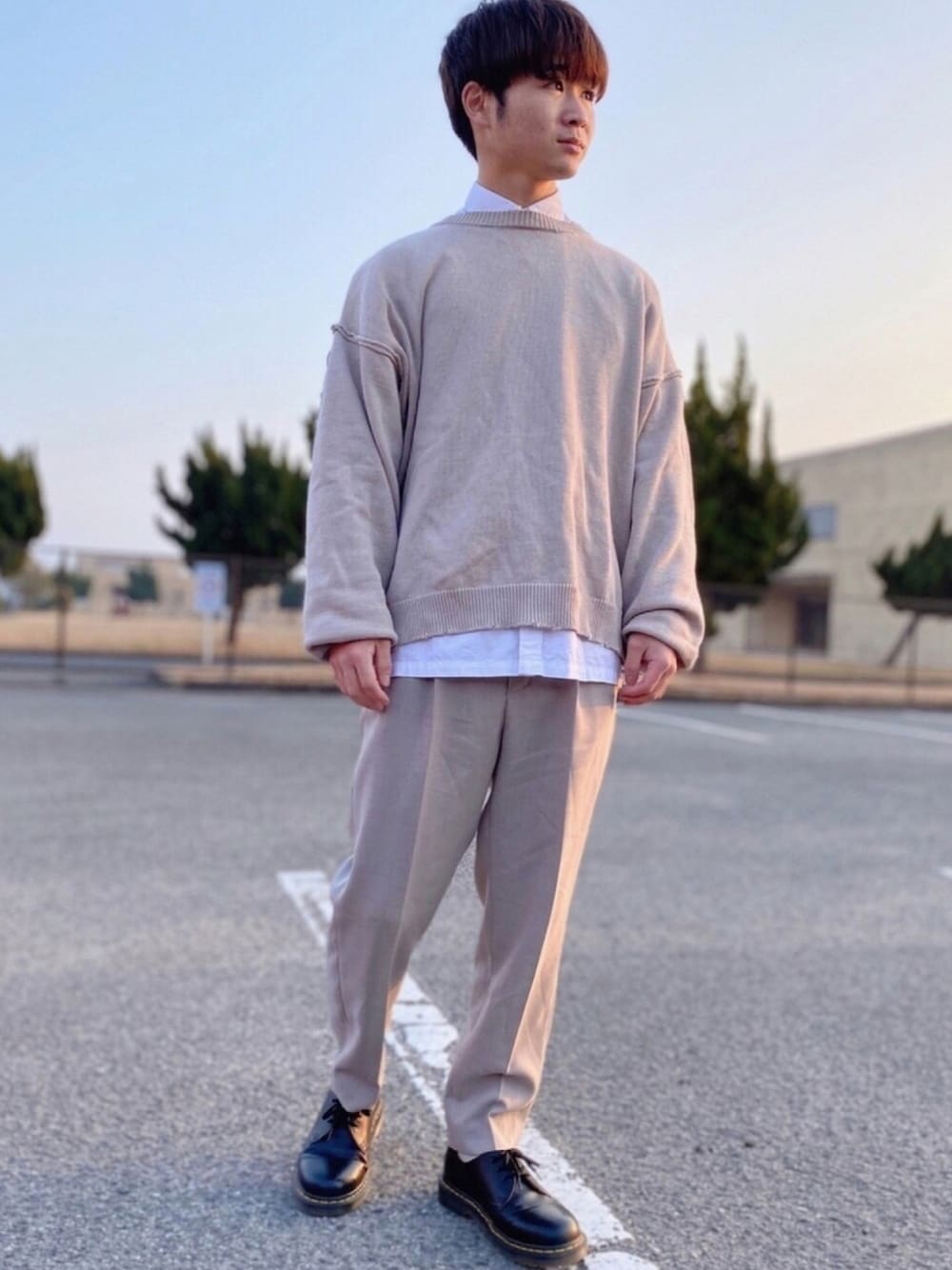 「ニット、シンプル、ワントーンコーデ、白シャツ、ベージュ、レイヤードスタイル、休日スタイル、春ニット、春コーデ、低身長」｜「JUNREDの【にっしー×JUNRed】 ワイドスリーブマルチダメージニット（ニット/セーター、グレー系）」を使った、dai31さん（メンズ・165cm）の冬コーディネートの1枚目の写真