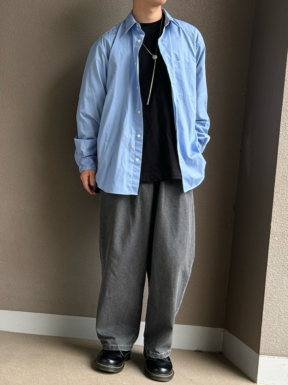 「低身長、淡色コーデ、プチプラ、デニム、きれいめカジュアル、春夏コーデ、シャツスタイル、アウトドアスタイル、休日スタイル、シンプルコーデ、低身長コーデ、韓国ファッション、青シャツ、大人コーデ、革靴」｜「GUのアイテム（シャツ/ブラウス、ブルー系）」を使った、dai31さん（メンズ・165cm）の春コーディネートの1枚目の写真