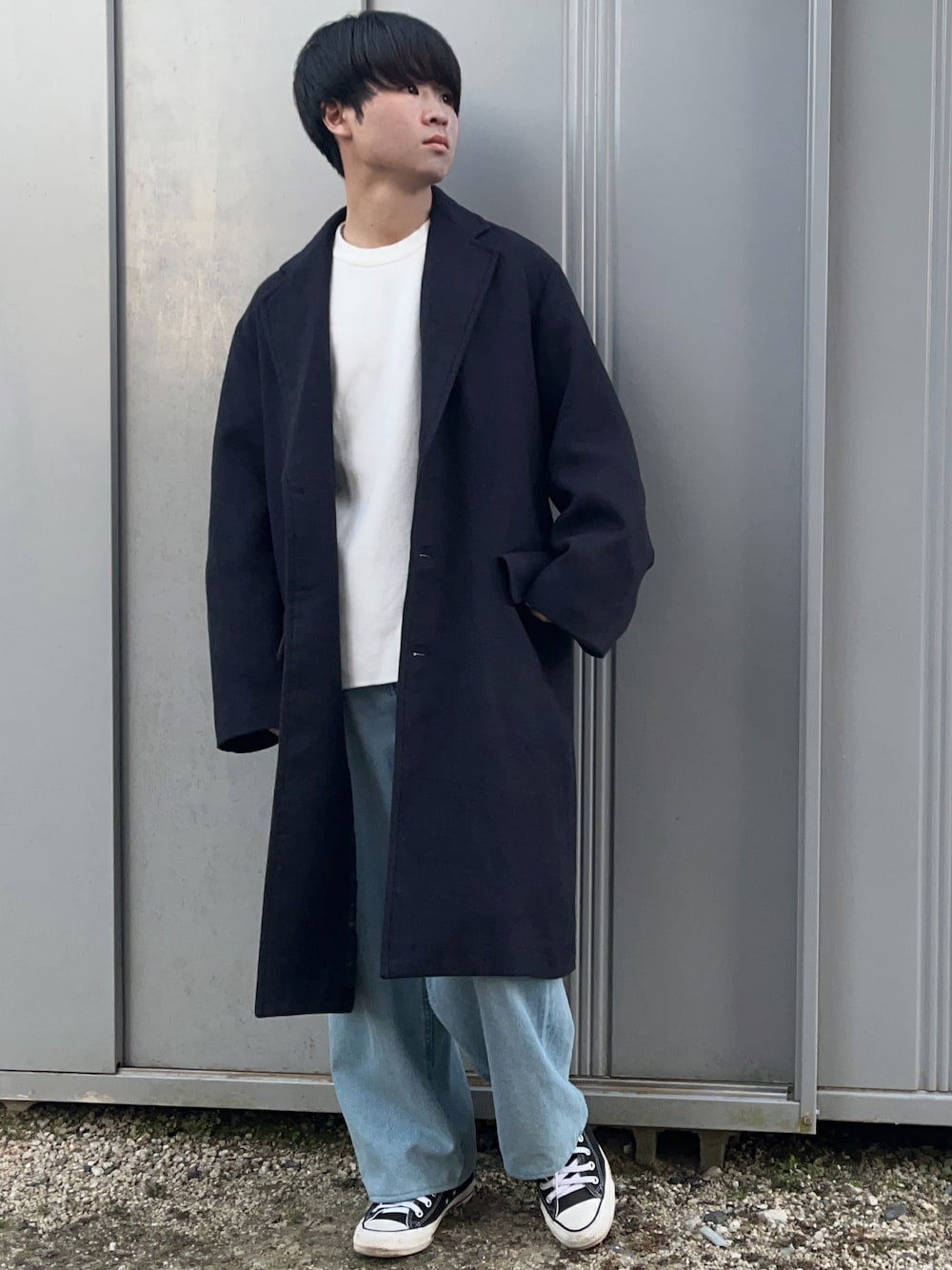 ブルー系のチェスターコート、ホワイト系のニット/セーター、ブルー系のその他パンツを着用したメンズの冬コーディネートの1枚目の写真