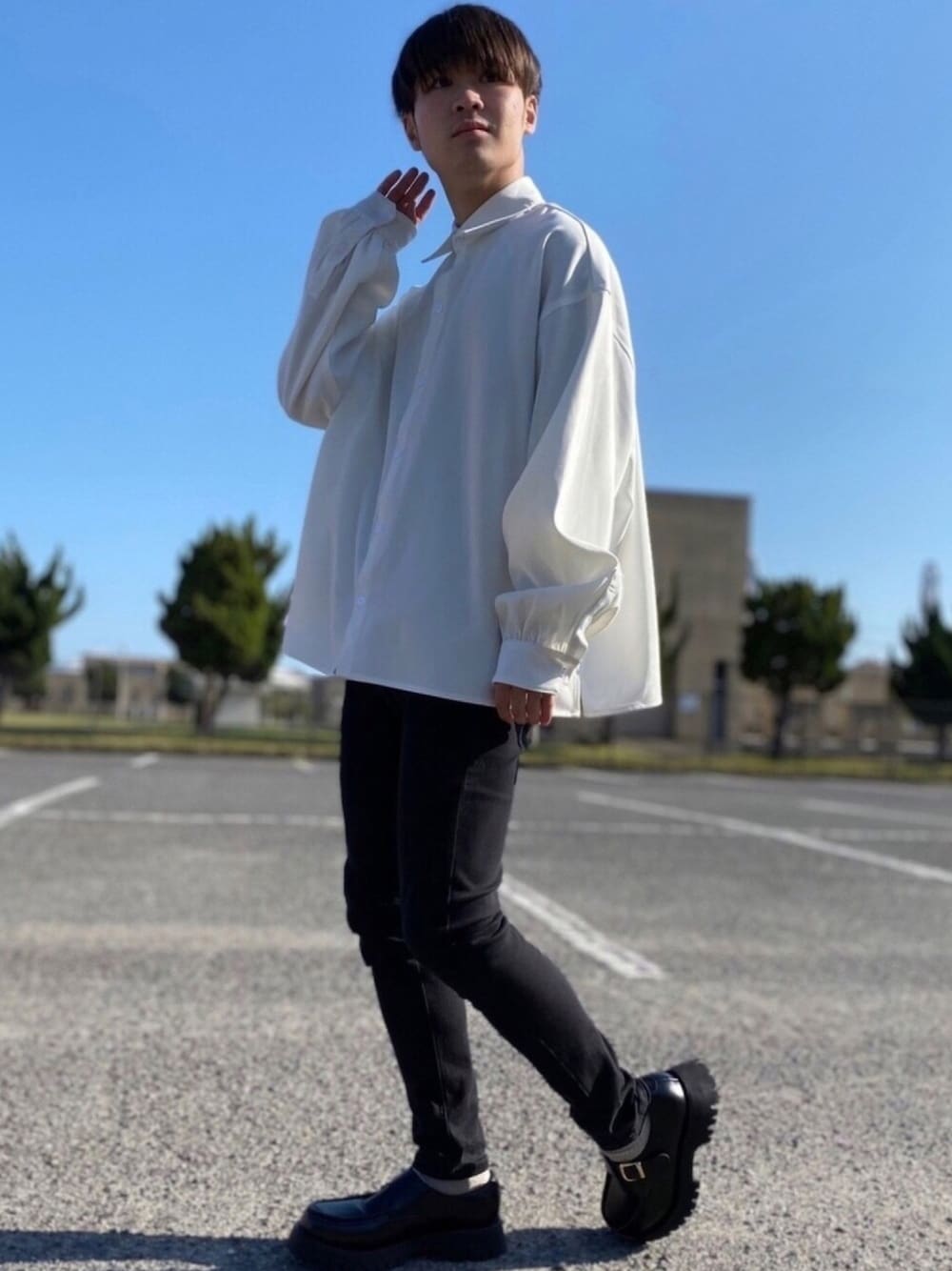 ホワイト系のシャツ/ブラウス、ブラック系のデニムパンツ、ブラック系のローファーを着用したメンズの春コーディネートの1枚目の写真