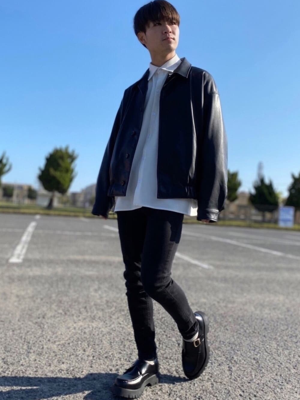 ブラック系のブルゾン、ホワイト系のシャツ/ブラウス、ブラック系のデニムパンツを着用したメンズの春コーディネートの1枚目の写真