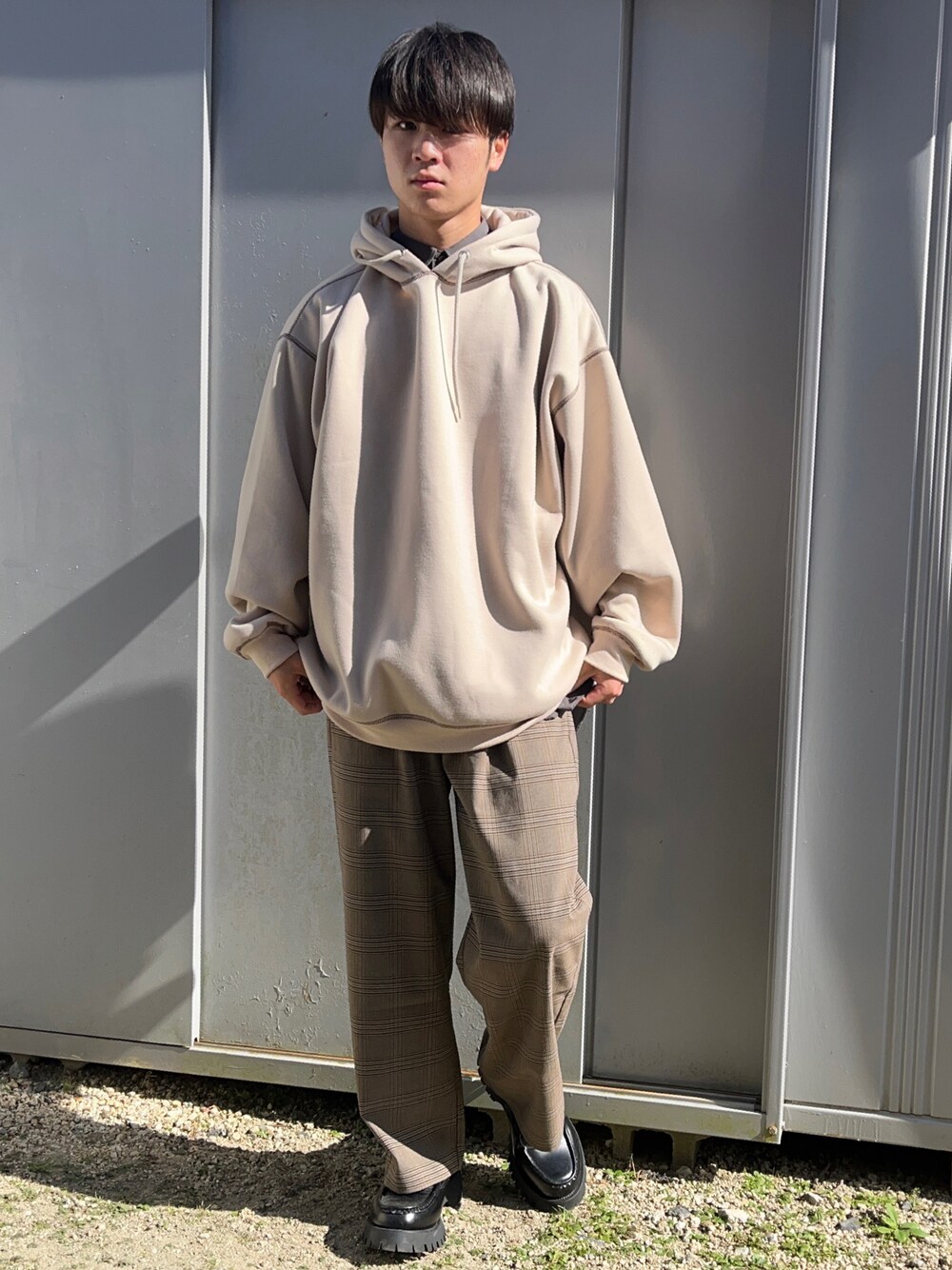 グレー系のシャツ/ブラウス、ベージュ系のパーカー、ブラウン系のスラックスを着用したメンズの秋コーディネートの1枚目の写真