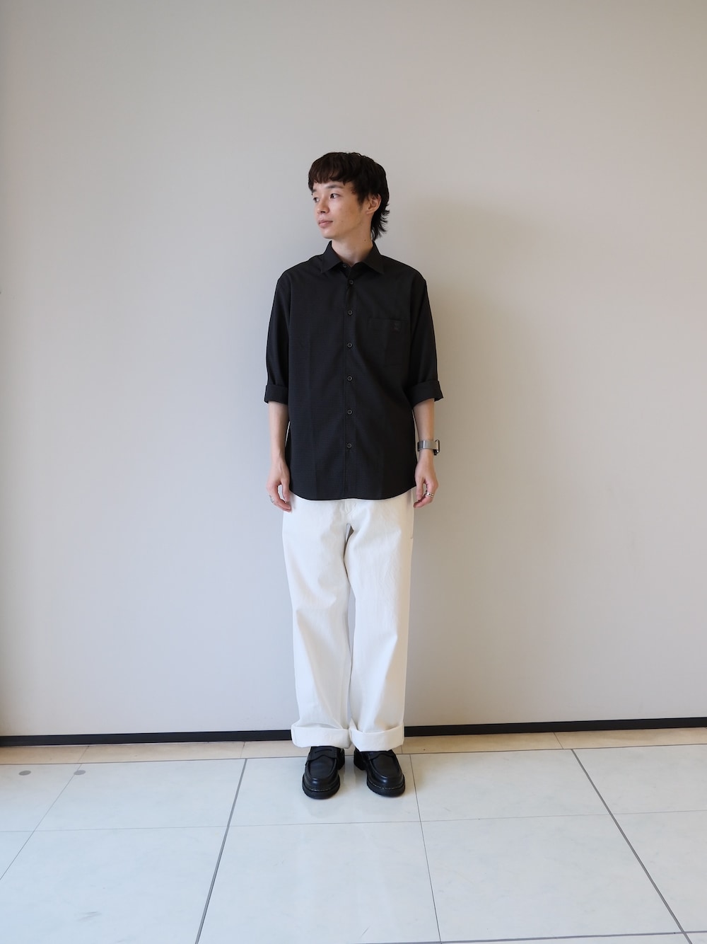 ブラック系のシャツ/ブラウス、ホワイト系のデニムパンツを着用したメンズの夏コーディネートの1枚目の写真