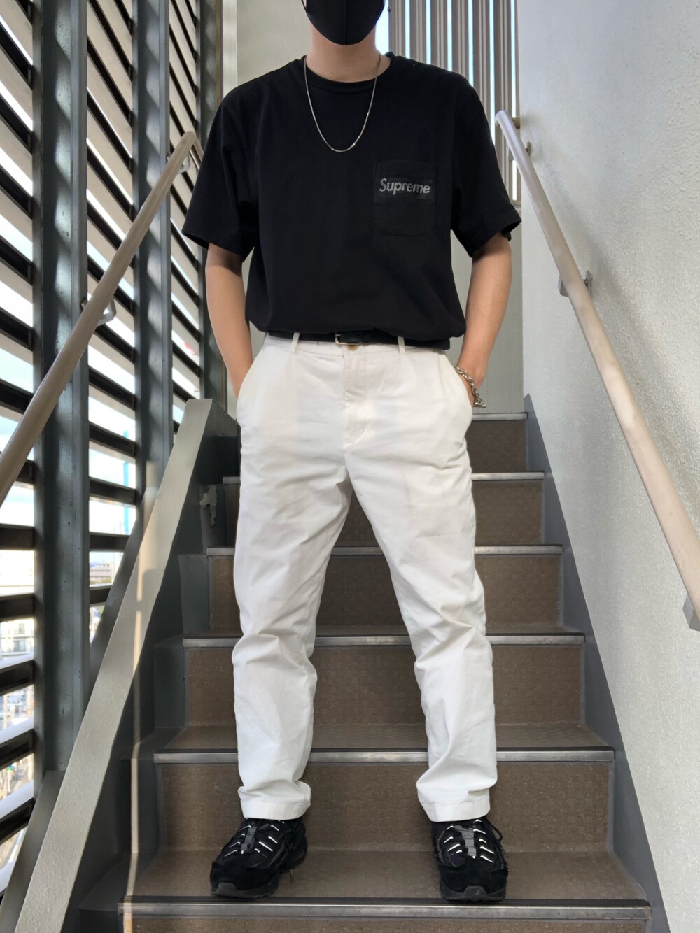 「ストリート、supreme、シュプリーム、白パンツ、いいね、save、フォローお願いします🤑、スニーカー、モノトーン、カジュアルコーデ、低身長コーデ、黒Tシャツ、ナイキ、コムデギャルソン、ブラック、タックイン、シンプル」｜「Supreme のアイテム（Tシャツ/カットソー、ブラック系）」を使った、あーじゃすさん（メンズ・167cm）の秋コーディネートの1枚目の写真