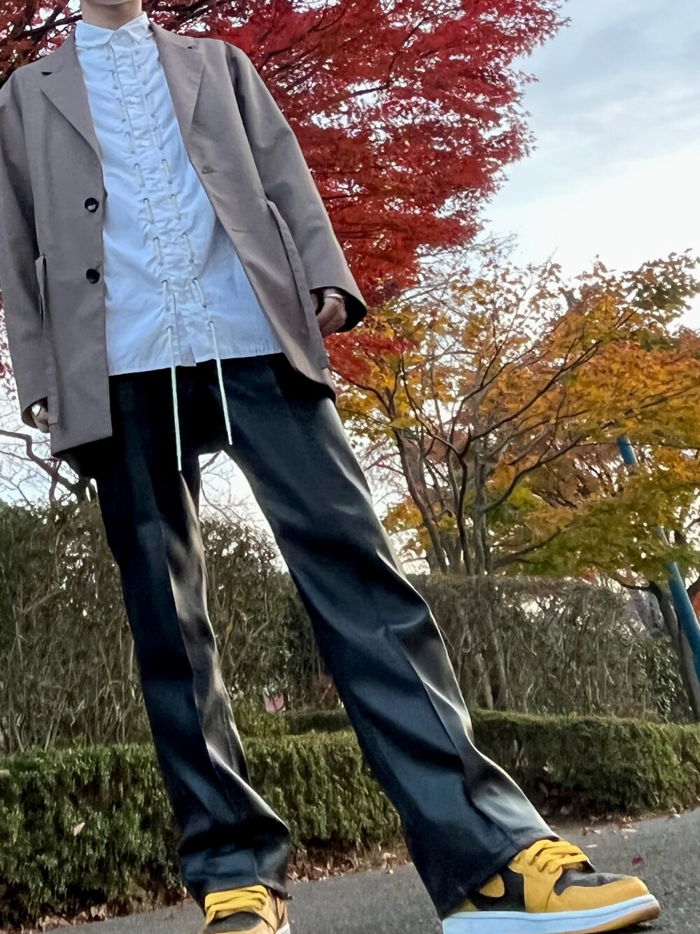 「未来のWEARISTAプロジェクト、秋コーデ、キレイめ、お洒落さんとつながりたい、スニーカー、シャツスタイル、ブラック、レザーパンツ、ジャケット、テーラードジャケット、白シャツ、いいね、save、フォローお願いします🤑、フレアパンツ、マイベストコーデ2021、秋のコーデ」｜「MONKEY TIMEの＜monkey time＞ FAUX LTHR B/SLT TRSR/バックスリットパンツ（その他パンツ、ブラック系）」を使った、あーじゃすさん（メンズ・167cm）の冬コーディネートの1枚目の写真