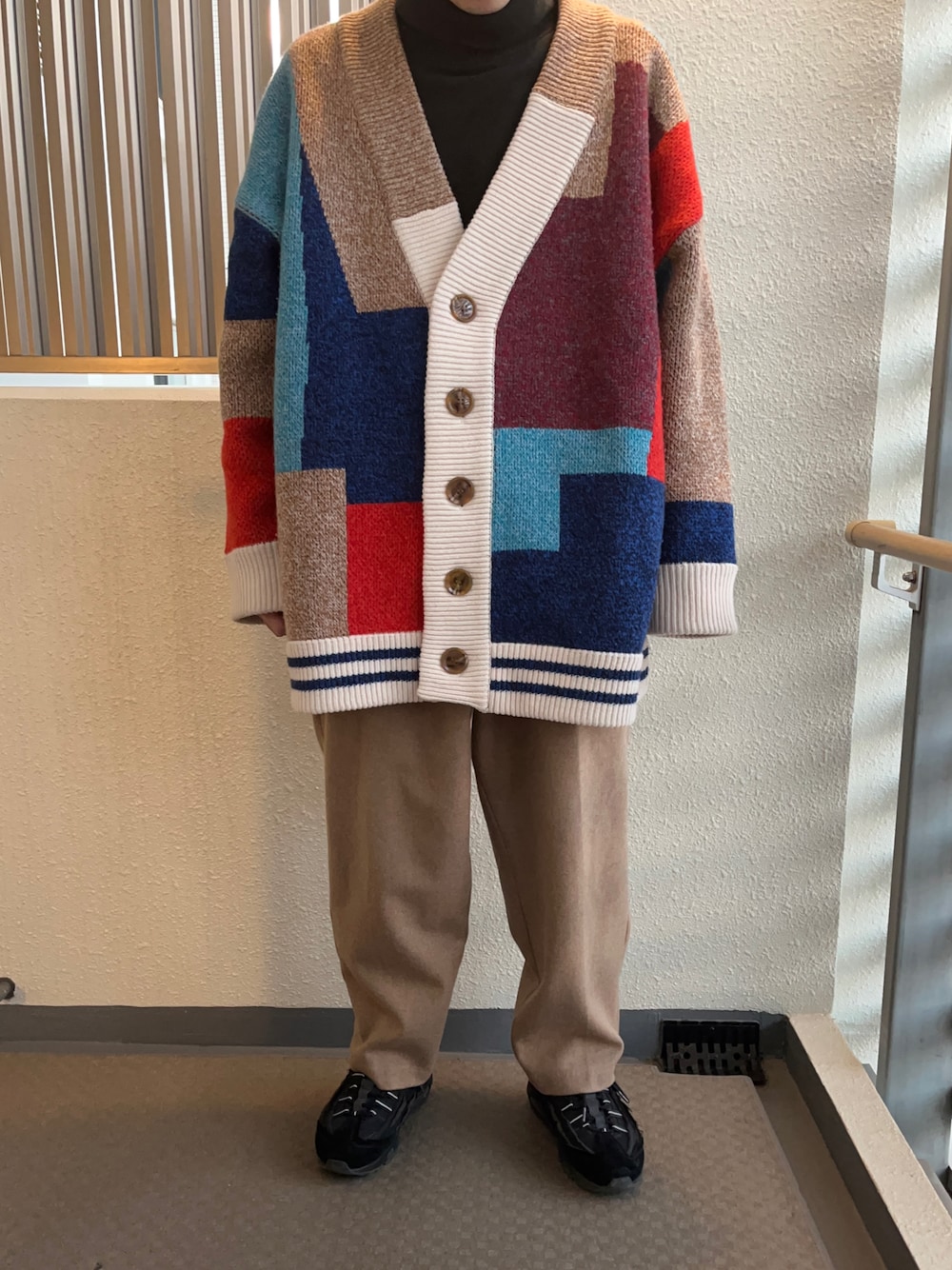 「おしゃれさんと繋がりたい、オトナカジュアル、リラックススタイル、オーバーサイズ、カーディガン、WEARBOOKエントリー、スニーカーコーデ、低身長コーデ、タートルネック、韓国ファッション、韓国ブランド、ビッグシルエット、古着、ベージュコーデ、古着MIX」｜「TRUNK PROJECTのアイテム（カーディガン/ボレロ、その他）」を使った、あーじゃすさん（メンズ・167cm）の冬コーディネートの1枚目の写真