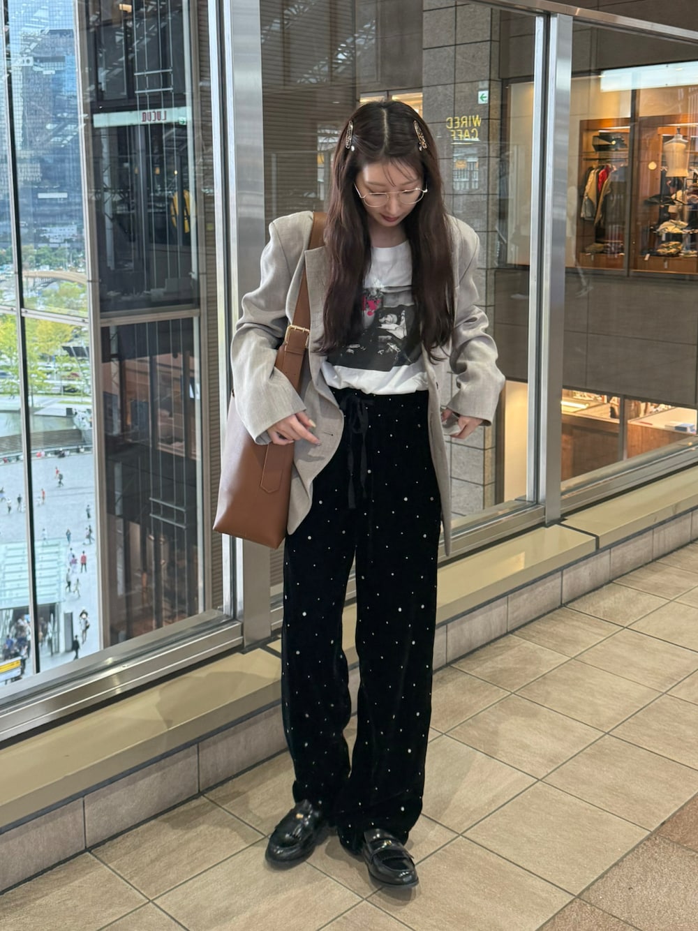 その他のテーラードジャケット、ホワイト系のTシャツ/カットソー、ブラック系のその他パンツを着用したレディースの秋コーディネートの1枚目の写真