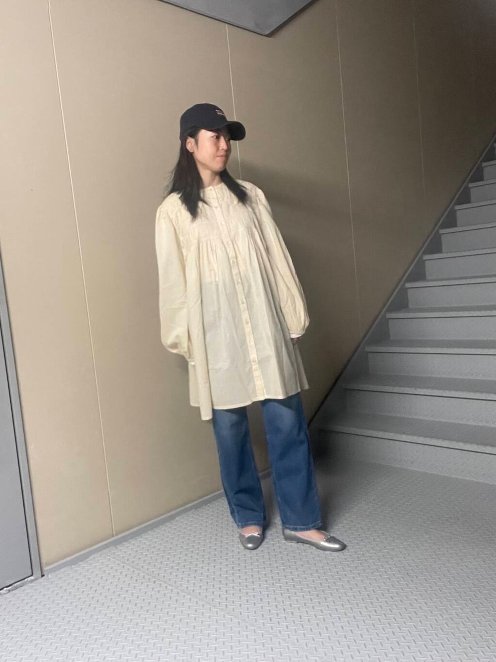 「カジュアル、サニーレーベル、sonny、春カラーコーデ、私の推しデニムスタイル、新作スニーカーコーデ、先取りデニムコーデ、ブラウスが主役の春コーデ、春のイチオシスタイル」｜「Leeの『別注』Lee101×Sonny Label　STRAIGHT PANTS（デニムパンツ、ブルー系）」を使った、Manaさん（レディース・161cm）の春コーディネートの1枚目の写真