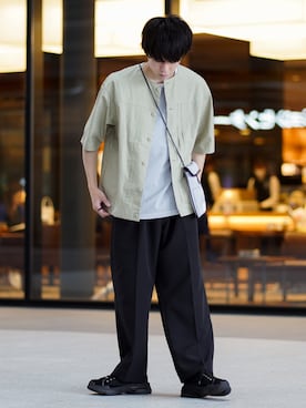 「ノーカラーシャツ」｜「アイテム（スラックス）」を使った、つぐ吉さん（メンズ・172cm）の夏コーディネート