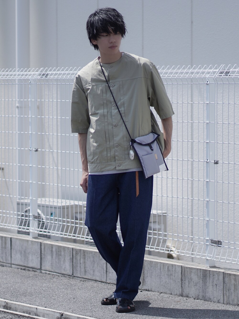 「デニム、デニムパンツ、ノーカラーシャツ、グルカサンダル、大人コーデ、カジュアルコーデ」｜「FORK&SPOONのFORK&SPOON　ノーカラータックシャツ（シャツ/ブラウス、ベージュ系）」を使った、つぐ吉さん（メンズ・172cm）の夏コーディネートの1枚目の写真