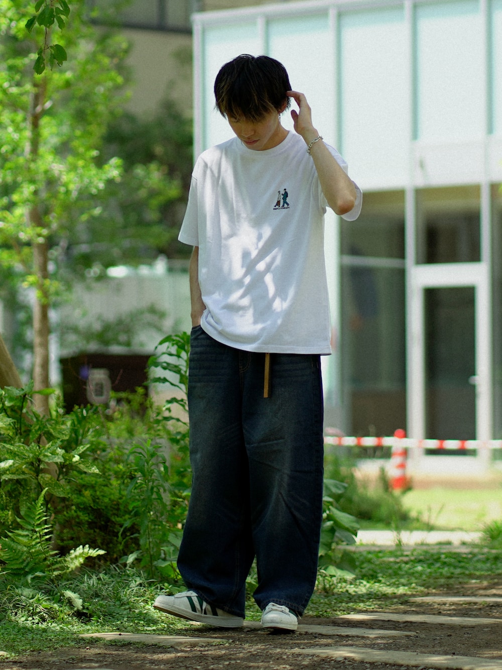 「Tシャツ、デニム、デニムパンツ、カジュアル、カジュアルコーデ」｜「ILL'Sのビッグシルエット ワンポイントイラスト サガラ刺繍Tシャツ【ILL'S】（Tシャツ/カットソー、ホワイト系）」を使った、つぐ吉さん（メンズ・173cm）の夏コーディネートの1枚目の写真