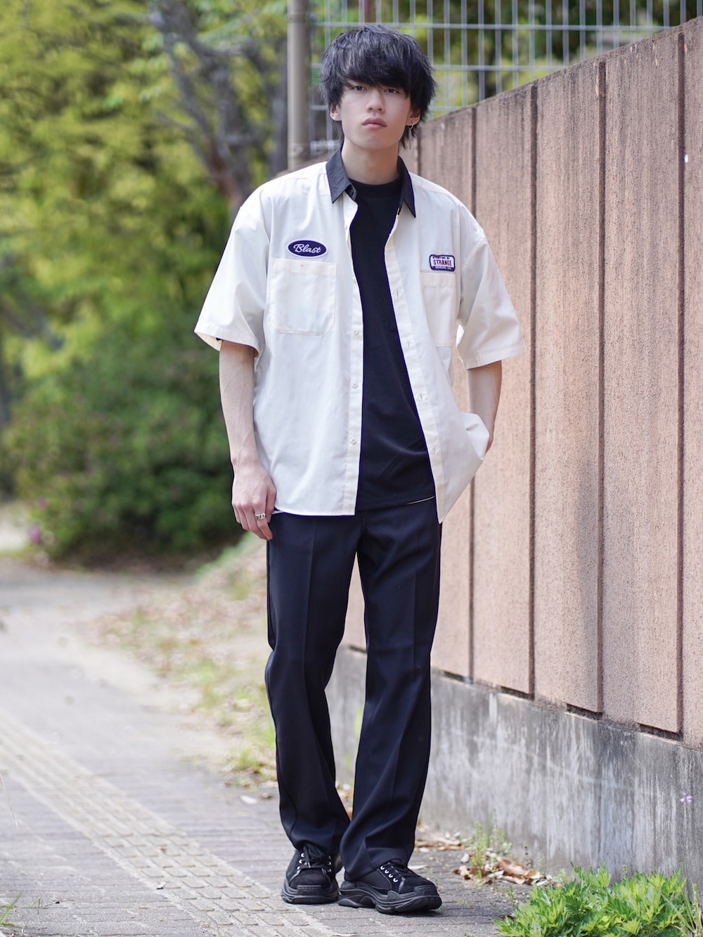 ホワイト系のシャツ/ブラウス、ブラック系のTシャツ/カットソー、ブラック系のスラックスを着用したメンズの春コーディネートの1枚目の写真