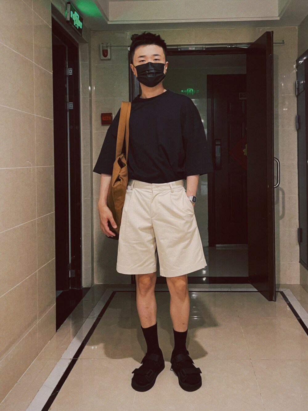 「GAPのアイテム（Tシャツ/カットソー、ブラック系）」を使った、eamonさん（メンズ・175cm）の秋コーディネートの1枚目の写真