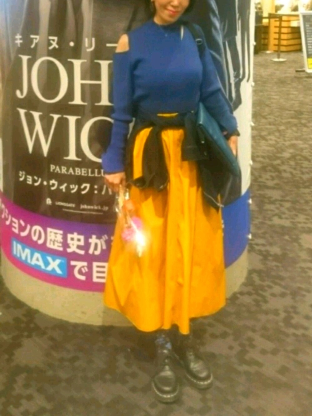 「UNITED TOKYO、Dr.Martens、イエロースカート、大人カジュアル、ブルートップス、drmartenstyle、秋のコーデ」｜「UNITED TOKYOのアシメトップス（ニット/セーター、ブルー系）」を使った、MIHO_mさん（レディース・153cm）の秋コーディネートの1枚目の写真