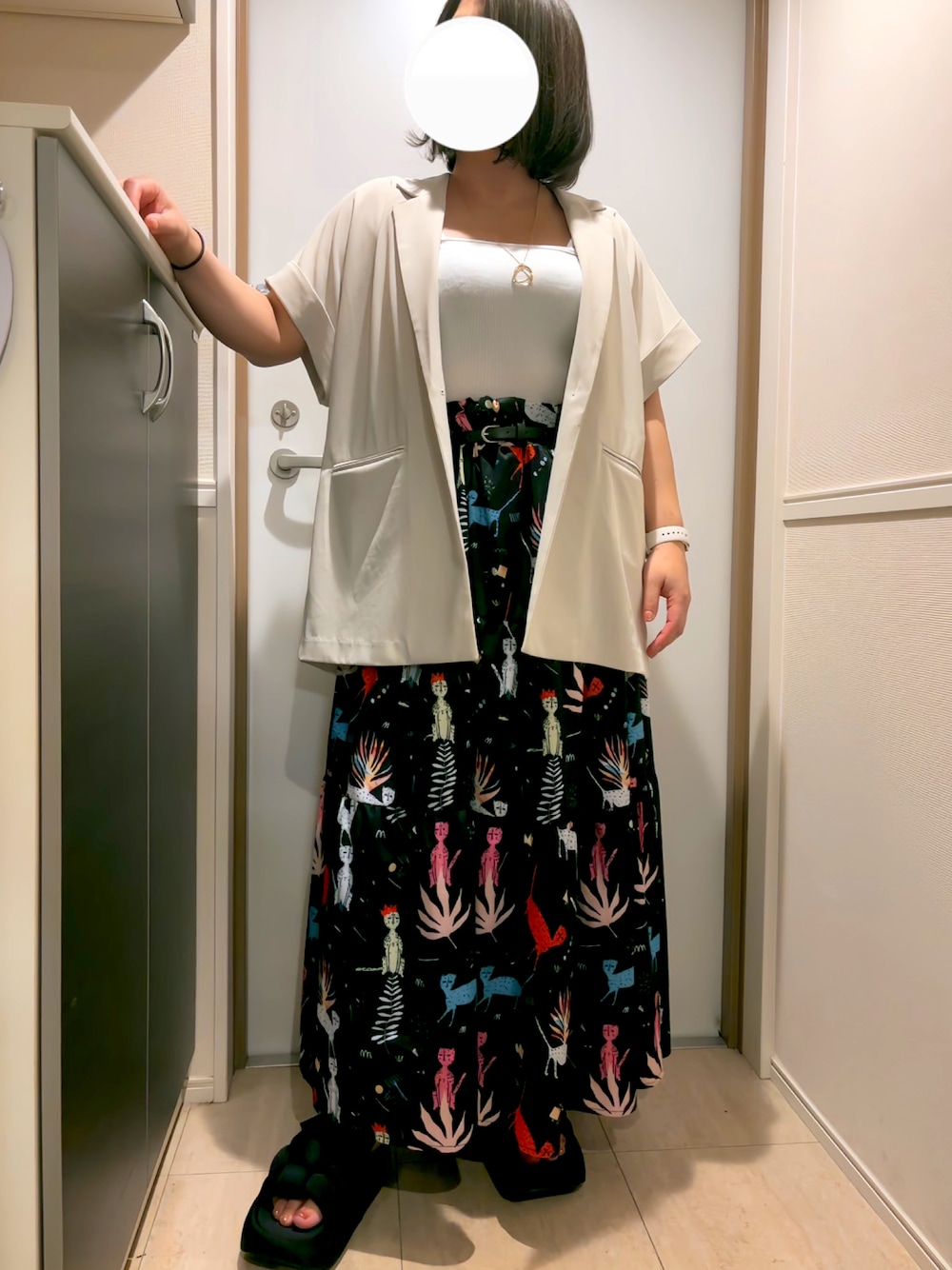 その他のワンピース、ブラック系のサンダル、ベージュ系のジャケット/アウターを着用したレディースの夏コーディネートの1枚目の写真